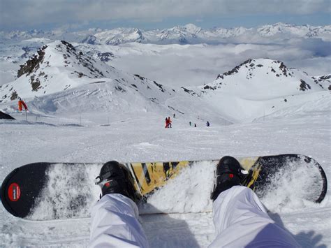 De weidse pistes van Åre met skiërs en snowboarders