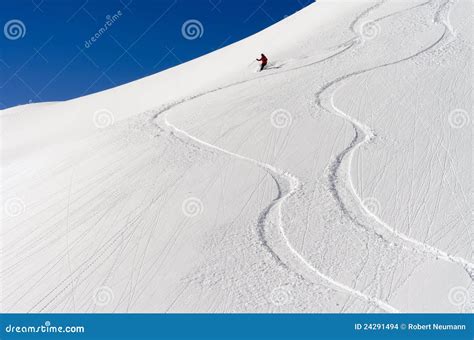 Skiër die door verse poedersneeuw zoeft in Riksgränsen