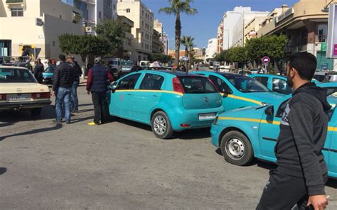 Een Marokkaanse petit taxi op een drukke straat in Marrakech