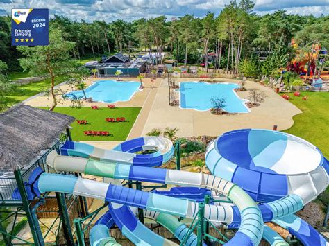 Kinderen die spelen en glijden in het vernieuwde waterpark van Camping De Scheepsbel, met kleurrijke watersproeiers en glijbanen.