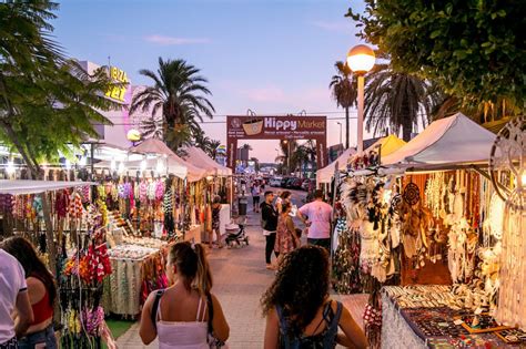 Foto van een iconische hippiemarkt op Ibiza