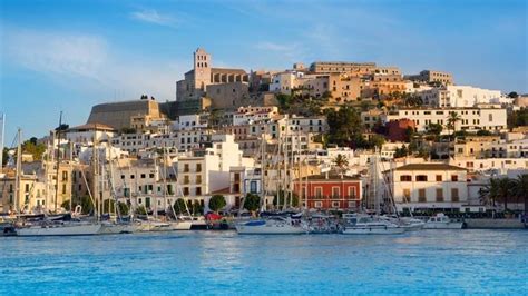 Uitzicht op de haven van Ibiza-stad met de oude stad op de achtergrond