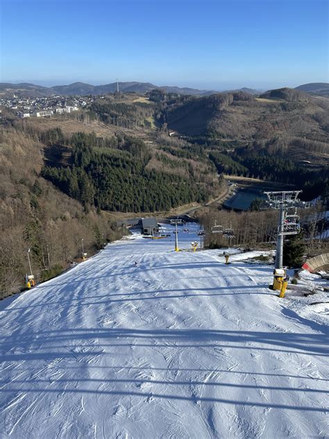 panoramisch uitzicht op Landal Winterberg en de skipiste
