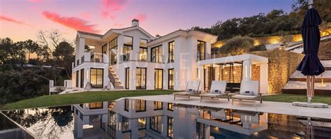 interieurfoto van een luxe villa met uitzicht op de skipiste