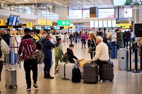 Overzicht van een drukke luchthaven met veel passagiers