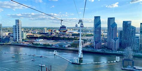 De IFS Cloud Cable Car over de Theems met uitzicht op Londense bezienswaardigheden