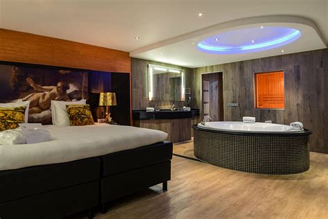 Interieur van een luxe hotelkamer met een privé jacuzzi