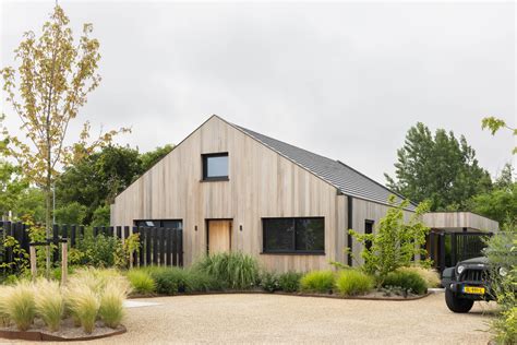 Illustratie van een modern chalet met houten gevelbekleding.