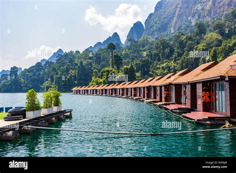 Drijvende huisjes op Cheow Lan Lake in Khao Sok National Park