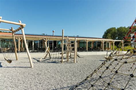 Illustratie van een luchttrampoline in de speeltuin van Roompot Duinresort Dunimar.