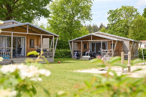 Luchtfoto van een modern vakantiepark in Noord-Frankrijk met diverse accommodaties en groenvoorzieningen
