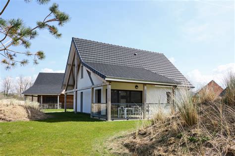 Foto van het strand van Berck-sur-Mer met op de achtergrond het moderne Dormio Resort