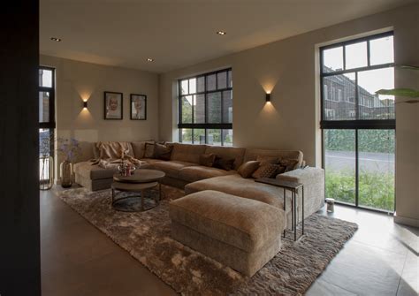 Interieurfoto van een luxe VIP cottage met moderne meubels en een bubbelbad