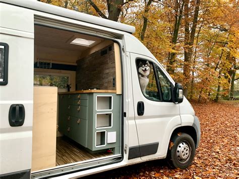 Illustratie van een omgebouwde camperbus met kampeeruitrusting.