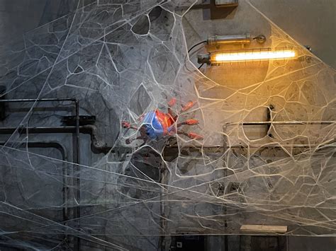 illustratie van bezoekers die webben lanceren in de Spider-Man attractie