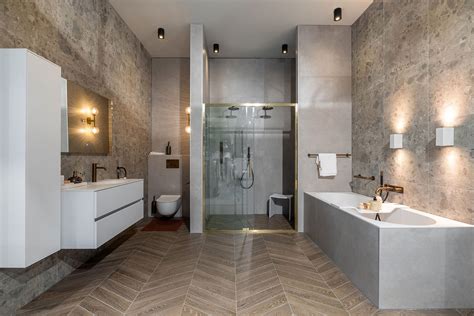 Foto van een aangepaste badkamer in een vakantiewoning op Texel, met beugels bij het toilet en een douchestoel.