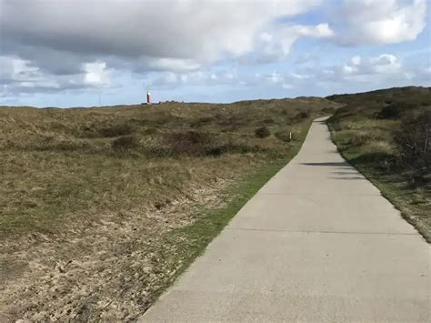 Fietspad door de duinen in Zeeland