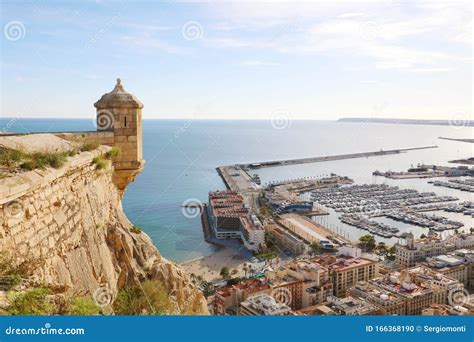 Panoramisch uitzicht vanaf Kasteel Santa Bárbara over de stad Alicante en de Middellandse Zee.