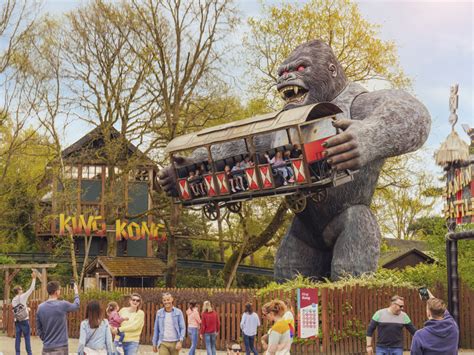 Een gedetailleerde foto van de King Kong attractie in Bobbejaanland, met de gorilla die een gondel optilt.