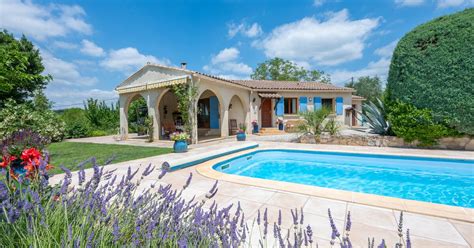 Een luxe villa met privézwembad in een zonnige Franse tuin