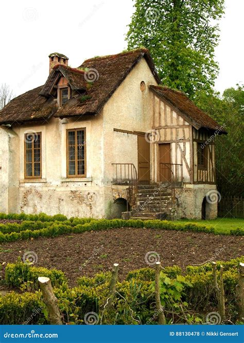 Een charmant Frans plattelandshuisje met een bloeiende tuin
