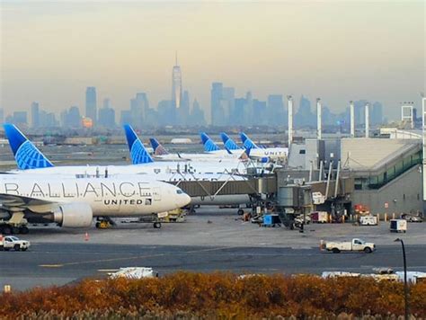 Overzicht van Newark Liberty International Airport met vliegtuigen op de startbaan.