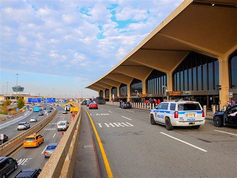 Kaart met transportroutes van en naar Newark Liberty International Airport.
