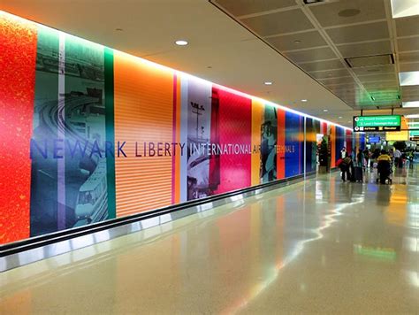 Interieur van een terminal op Newark Liberty International Airport met winkels en passagiers.