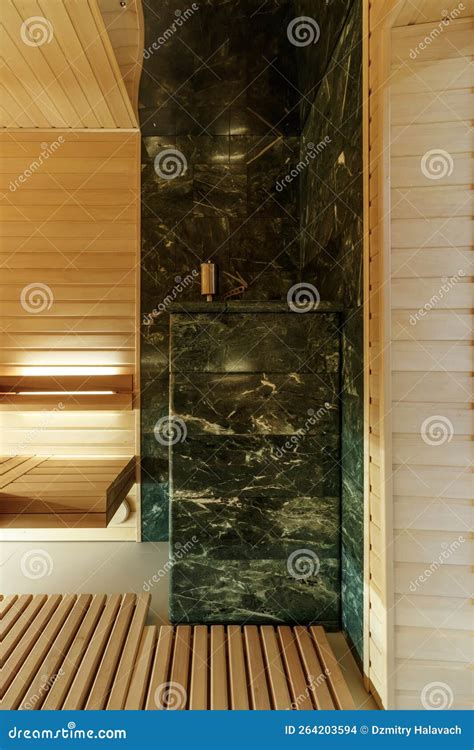 Interieur van een moderne Oduo-loft met een glazen sauna en uitzicht op de natuur.