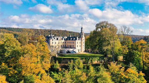 Een schilderachtig kasteel in de Ardennen, omgeven door groen.