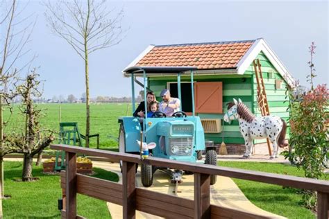 Hond op Avonturenboerderij Molenwaard tussen de kinderen