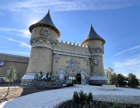 Ingang van Bommelwereld, vormgegeven als Slot Bommelstein