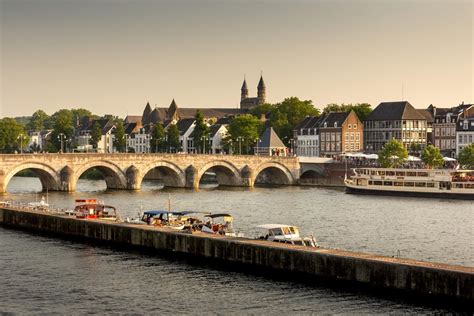 Panoramisch uitzicht op de Maas en de skyline van Maastricht met de Sint-Servaasbrug.