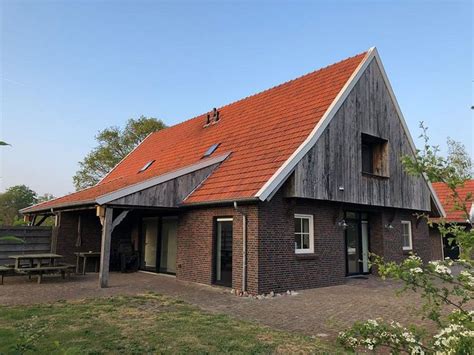 Een overzicht van verschillende soorten groepsaccommodaties, zoals een moderne villa, een knusse boerderij en een unieke groepsbungalow.