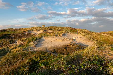 Panorama van het strand en de duinen bij Wijk aan Zee, met op de achtergrond het hotel Zeeduin.
