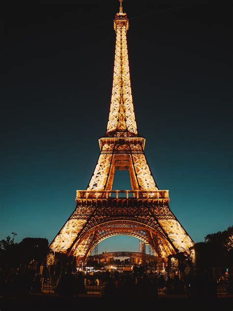 Illustratie van de Eiffeltoren met fonkelende lichtjes in de avond