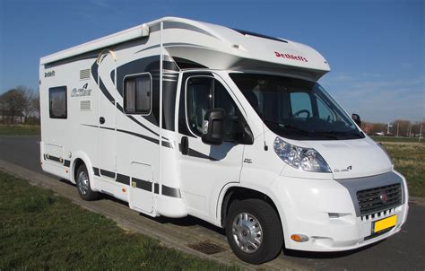 Foto van een luxe 4-persoons camper, gericht op het exterieur.
