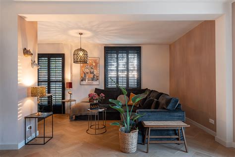 Een sfeervolle woonkamer met diverse verlichtingsopties en decoratieve accessoires