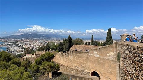 Een collage van bezienswaardigheden in Malaga: Alcazaba, Gibralfaro kasteel en Plazo de Toros La Malagueta.