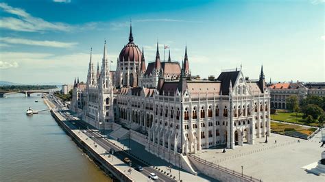 Stadsgezicht van Boedapest met de Donau en het Parlementsgebouw