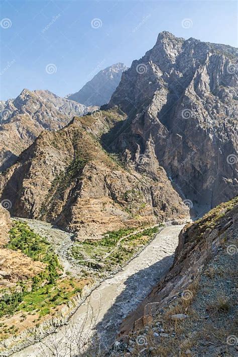 Een drone-opname van ruige berglandschappen in Afghanistan.