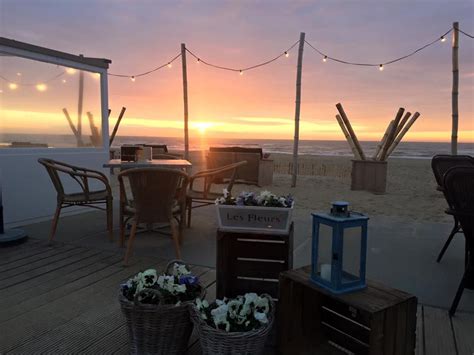 Foto van een sfeervol ingericht strandpaviljoen in Katwijk aan Zee tijdens de winter