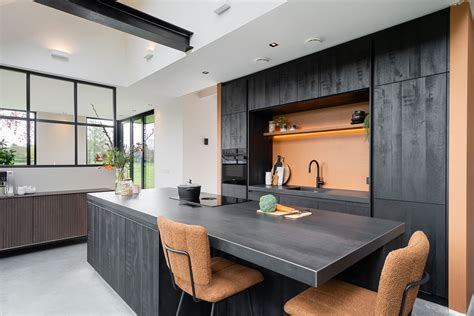 Interieur van een moderne stacaravan met keuken en zitgedeelte