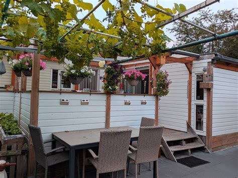 Luxe stacaravan met ruime veranda en uitzicht op de natuur
