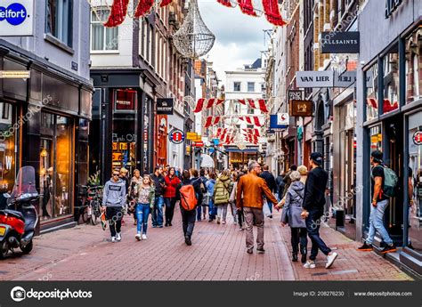 kerstverlichte winkelstraat in een Nederlandse stad