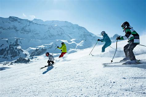 Foto van mensen die skiën op een buitenpiste met natuurlijke sneeuw in Nederland