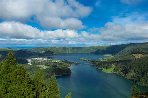 Overzichtskaart van São Miguel met de ligging van Ponta Delgada en het vliegveld