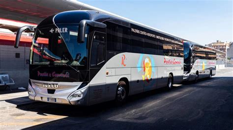 Bus van Prestia e Comandè bij de halte op Palermo Airport