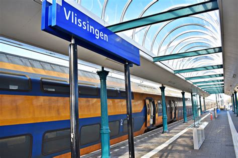 Ingang van het treinstation op niveau -1 van Palermo Airport