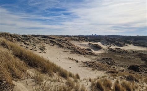 Dronebeelden van Vakantiepark Fort Duinen met de omliggende natuur en het meer